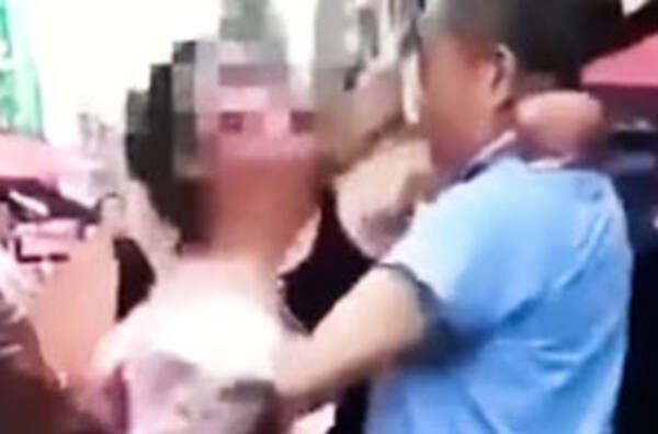 最低 通りがかりの男性に無理やりキスしようとした中国のネットアイドルが逮捕される 19年7月日 エキサイトニュース