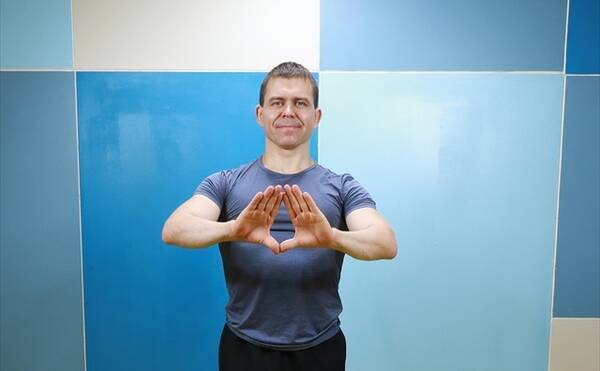 たくましい二の腕に 上腕三頭筋に効く ダイヤモンド プッシュアップ 17年5月18日 エキサイトニュース