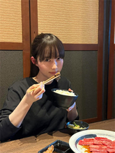 21歳卓球選手、焼肉を食べる姿も美しい練習後ショット公開「可愛すぎる」「横顔好き！！」