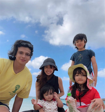 川崎希、家族で沖縄の絶景ビーチへ「真っ白な砂で、とっても綺麗」グーちゃんもご機嫌