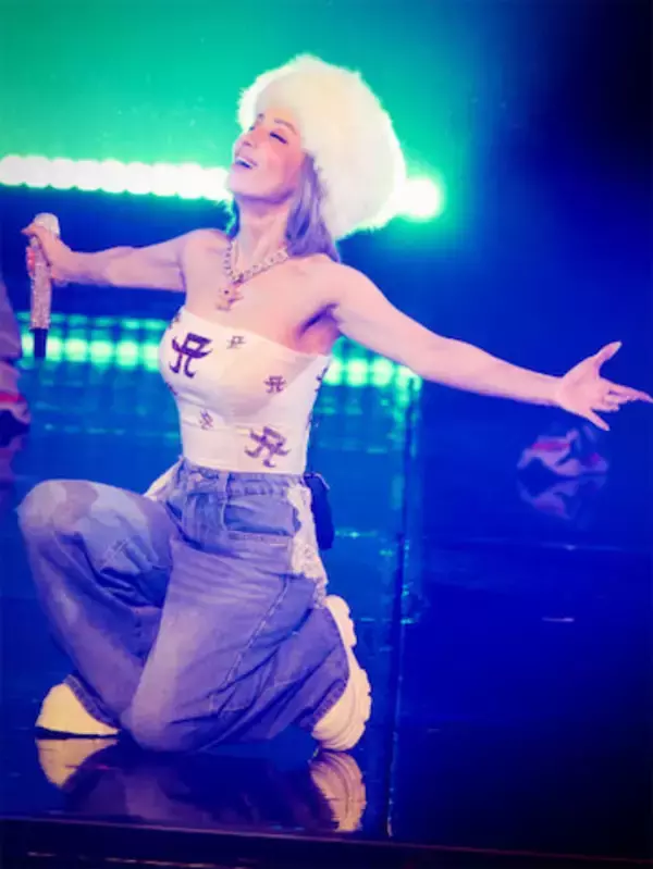 浜崎あゆみ、白チューブトップ姿がパワフルなライブショット公開「本当にすごい！」