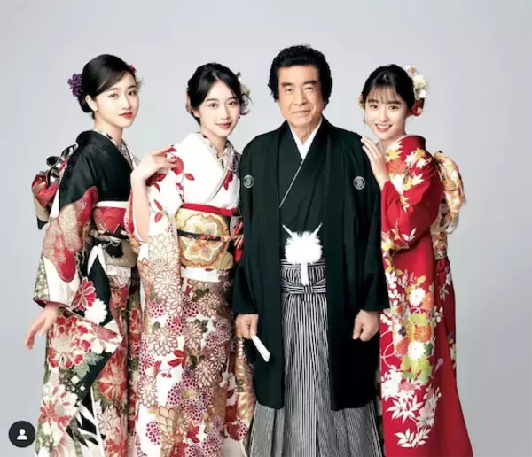 藤岡 弘、の長女・天翔愛が父と美人三姉妹の和装ショットを公開