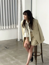 「おお！昔のまま…」浅野ゆう子、ショートパンツから美脚スラリ「綺麗すぎます」