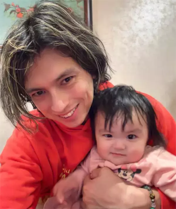 「アレクサンダー、次女・グーちゃんはオフィスでもお利口さん「暴れるのは夜だけにしてね」」の画像