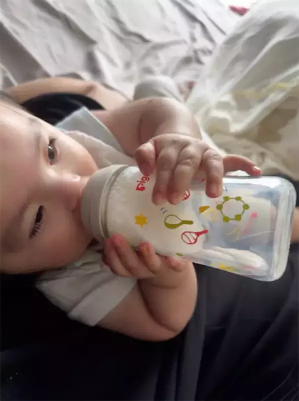川崎希、次女・グーちゃんの"セルフミルク姿"公開「夜中もぐびぐび」