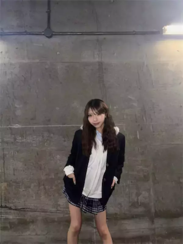 16歳JKモデル・こいろん、超絶美脚の“制服”ショットが話題「最高すぎる」「かわいい」