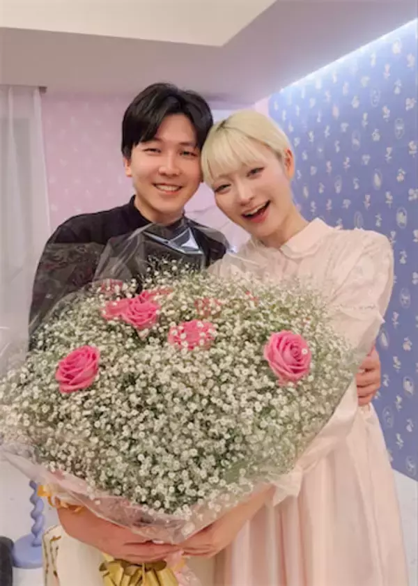 「エッホエッホ」がTikTokで大バズ、28歳動画クリエイターが"10年交際のドラマー"と結婚