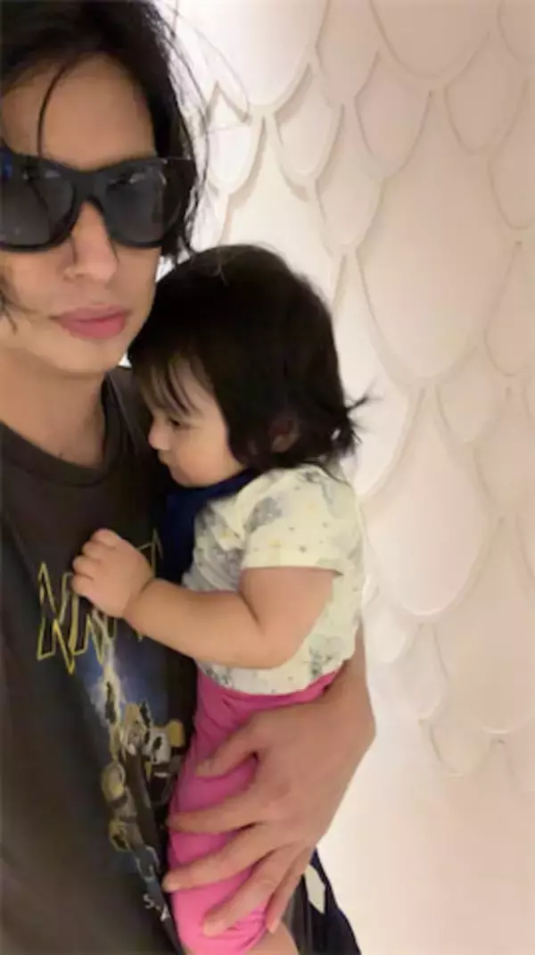 アレクサンダー、次女・グーちゃんの成長ぶりに驚き「でかいぞ」「長女より重い？」