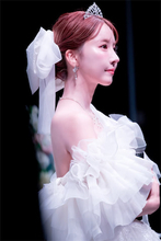 まるでプリンセス…三上悠亜、スタイル際立つ純白ドレス姿が「美しすぎて眼福」