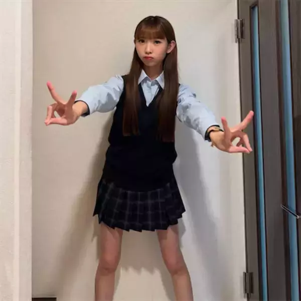 15歳現役JKモデル・こいろん、ミニスカ制服姿が「めっちゃ綺麗やわぁ」「よく似合ってます」