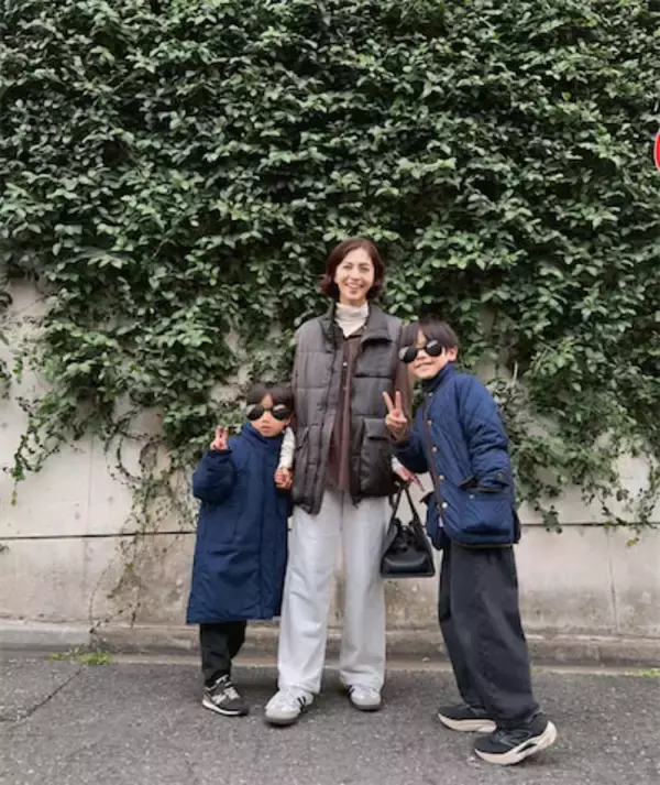 安田美沙子、息子二人と過ごす“家族タイム”の私服コーデを披露「可愛すぎるママですね」