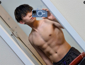 松丸亮吾、バッキバキ腹筋を披露「筋トレの成果が出てきてる気がする」