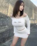 「美BODYインフルエンサー、"肩出し×ミニスカ"肌見せコーデで魅了「美しい」「天使だよ」」の画像1