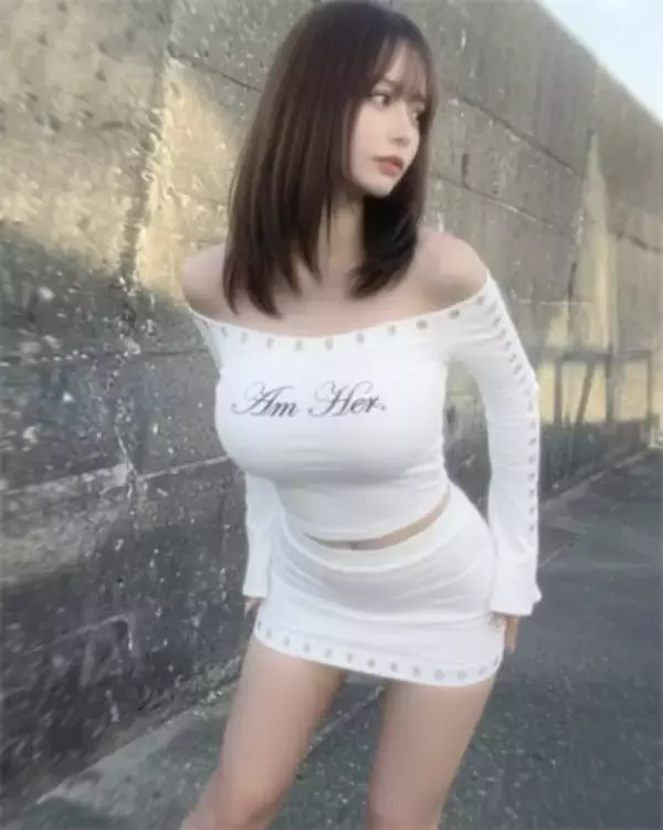 美BODYインフルエンサー、"肩出し×ミニスカ"肌見せコーデで魅了「美しい」「天使だよ」
