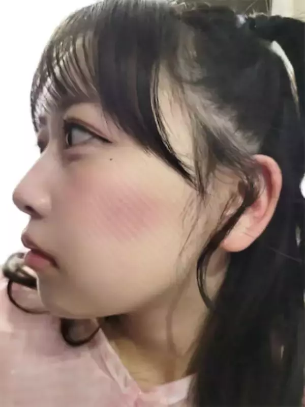 撮影中にぐっすり！？ FRUITS ZIPPER 松本かれん、頬がしましまになった寝跡ショットが「愛おしすぎる」
