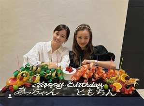 板野友美、33歳の誕生日会での前田敦子との2ショット公開「このコンビエモすぎ」