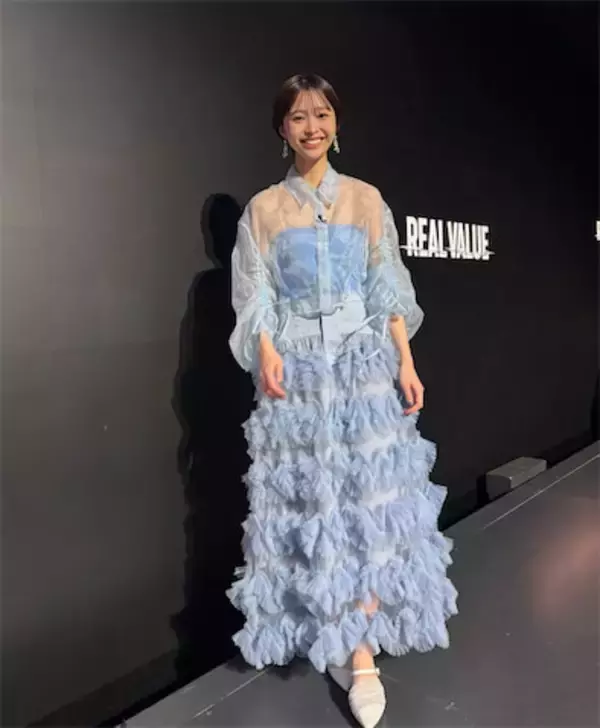 渡邊渚、シースルーのふわふわドレス姿を披露「いつも素敵に仕上げてくださって、ありがとうございます」