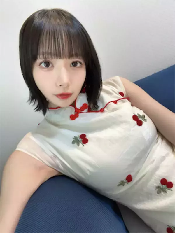 "役満ボディ"岡田紗佳、チャイナ風ワンピの番組オフショット公開「スタイル抜群」「最高」の声