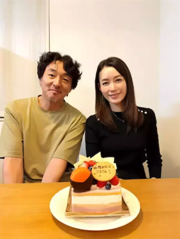 50代俳優夫婦、23回目の“結婚記念日”に寄り添いショット公開「お顔も似てきた」「憧れのご夫婦」