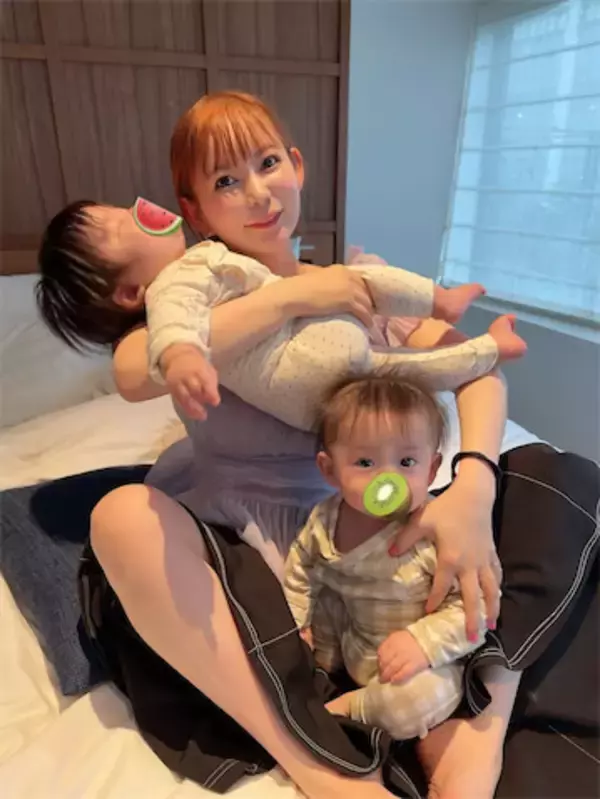 中川翔子、同時に大暴れする双子に奮闘　"メゾネット抱っこ"で「カイリキーになりたい」