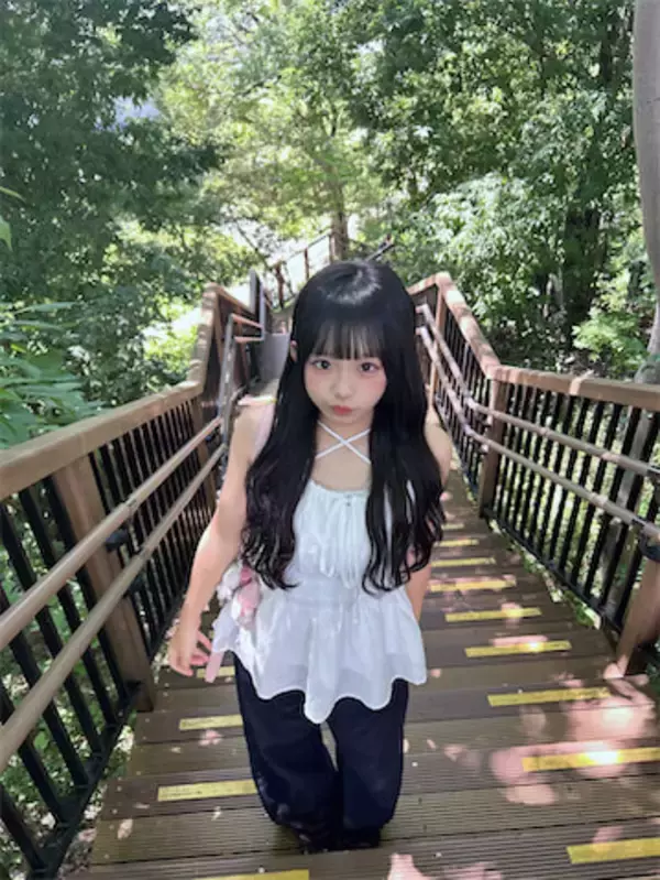 14歳JCインフルエンサー・なな、"デコルテ見せ"涼やか夏コーデが「安定の可愛さ」「めろすぎ」