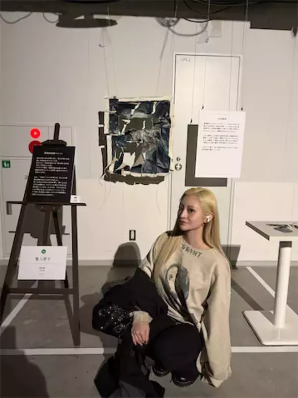 Netflix『ラヴ上等』おとさん（乙葉）、アート空間に溶け込むクールな近影を公開