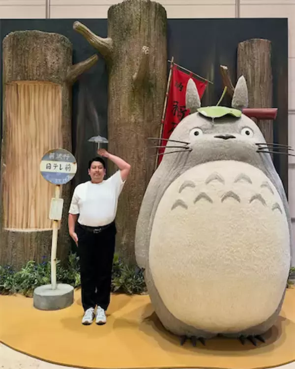 ジャンボたかお、"ご本家"トトロとの2ショット公開「ジャンボが小さく見える」「可愛い」