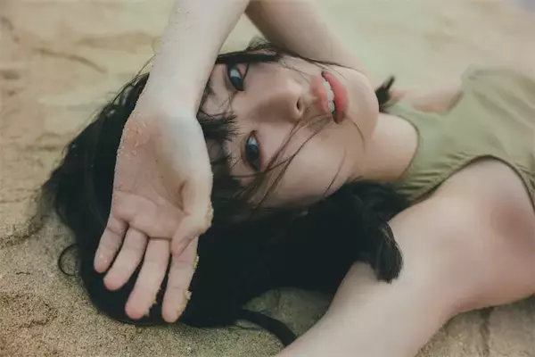 井本彩花、4年ぶり写真集のタイトル＆‟白い肌が美しい”先行カット公開