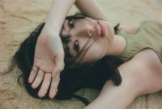 井本彩花、4年ぶり写真集のタイトル＆‟白い肌が美しい”先行カット公開