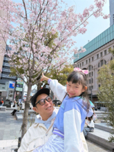 パンサー尾形の妻、恒例の‟桜×父娘”ショット公開「パパとずっとらぶらぶでいてほしい」