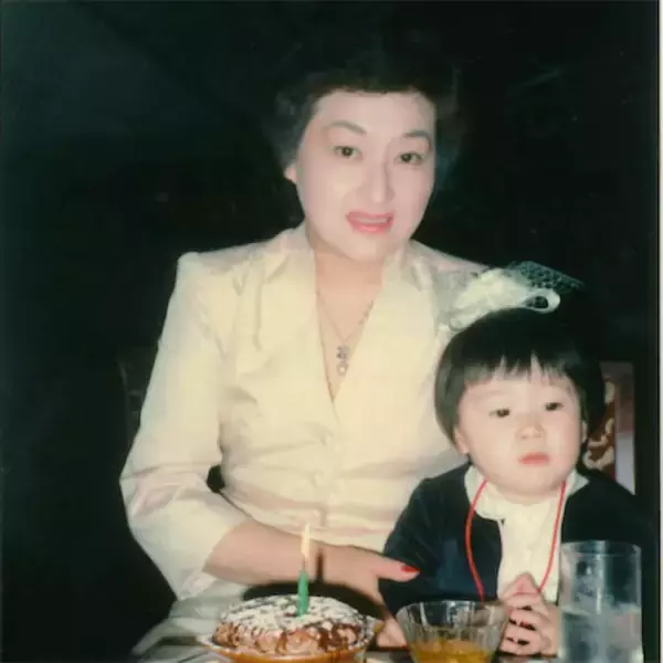 細木かおり、母・細木数子の誕生日に“幼少期ショット”公開「厳しくも優しく、愛に溢れた母」