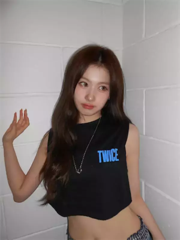 TWICEサナ、ライブオフショットで抜群スタイル披露「産毛まで可愛い」とファン悶絶