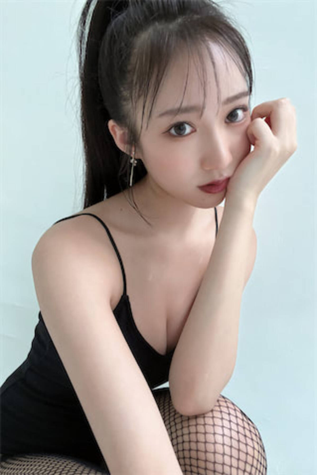 横野すみれ 網タイツ ポニーテールの強めビジュアルオフショット公開 色気えぐいな 22年8月25日 エキサイトニュース