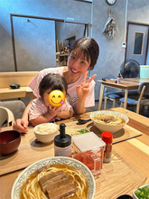 岡副麻希、休日に宮古島旅行へ　「おいしちょー！」と目を輝かせる娘の姿も公開