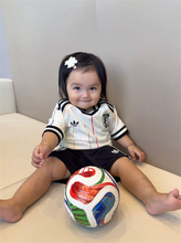 川崎希、次女・グーちゃんの日本代表ユニフォーム姿を公開「ワールドカップモードなグーちゃん」