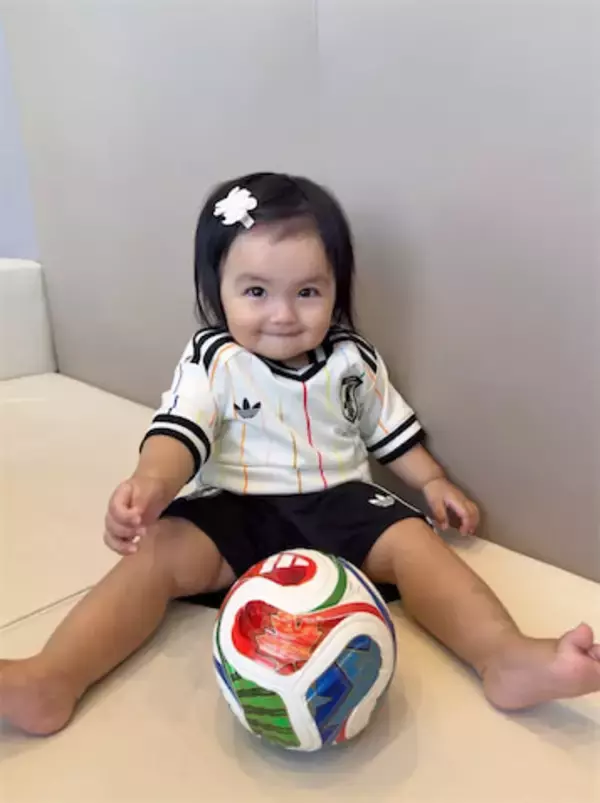 川崎希、次女・グーちゃんの日本代表ユニフォーム姿を公開「ワールドカップモードなグーちゃん」