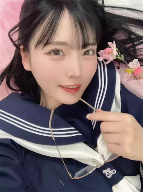 ランジェリーが透けて見える？ 由良ゆら、セーラー服で魅了する「これがこう」公開