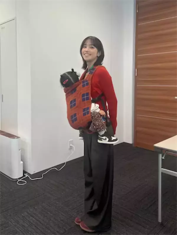 鷲見玲奈、娘‟お気に入り”の抱っこ紐で現場入り「そんなに乗り心地良いのか！」