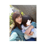 「安めぐみ、2歳次女をバッグハグした公園ショット披露「綺麗なお花や緑にも癒されました」」の画像1