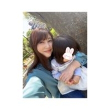 安めぐみ、2歳次女をバッグハグした公園ショット披露「綺麗なお花や緑にも癒されました」