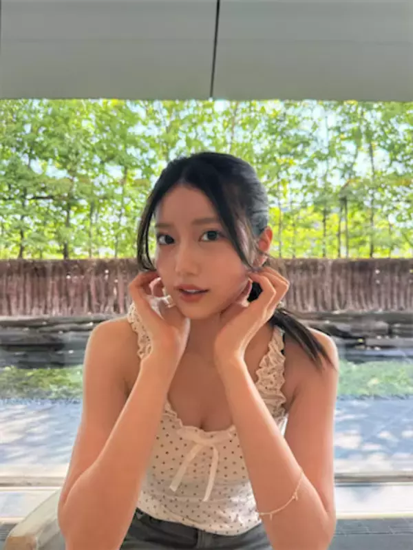 ‟令和の峰不二子” 阿部なつき、500円トップスを着こなし「美人が着ると高価に見える」と絶賛