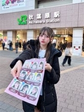 TikTokで万バズ、‟アイドルになるために来日” スペイン美少女がデビュー前にビラ配り