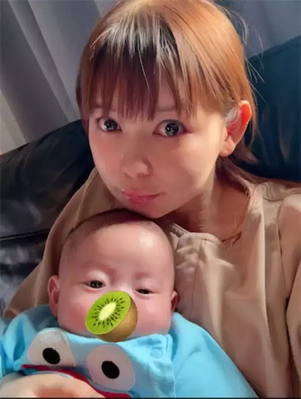 中川翔子「ずっと笑ってました」、次男の“おもしろポーズ集”を公開