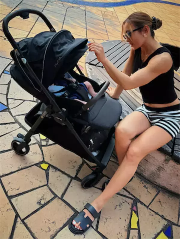 フィットネストレーナー・AYA、生後1カ月の息子と初外出ショット公開「ママがスタイル良すぎ」