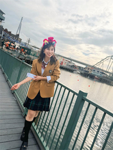 「久しぶりの制服」32歳関西出身タレント、“膝出し”制服姿でUSJロケへ「現役JKでいける」