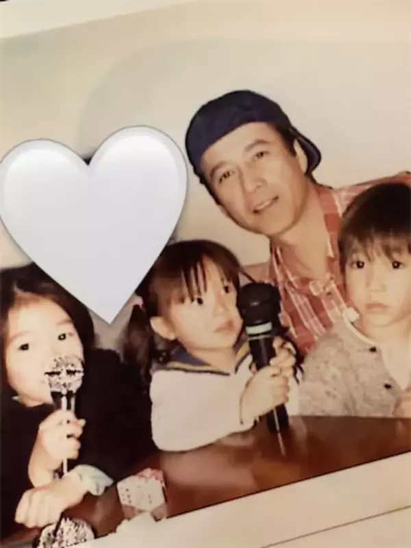 草刈正雄の次女・草刈麻有、幼少期の家族ショット公開　若い‟まさおさん”がイケメンすぎると話題