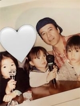 草刈正雄の次女・草刈麻有、幼少期の家族ショット公開　若い‟まさおさん”がイケメンすぎると話題