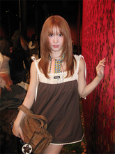 TWICE モモ、ミニ丈ワンピの『MIU MIU』ブラウンコーデを披露「美しさがとまんない」