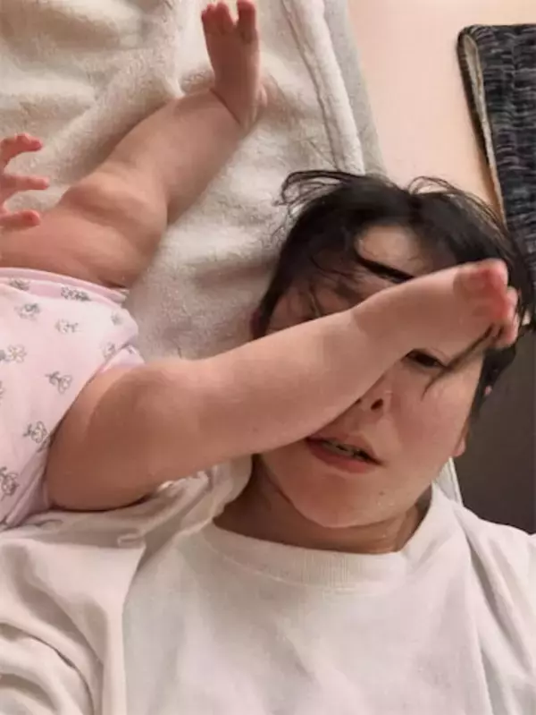 真木よう子、0歳娘から"顔面キック"!? 微笑ましい日常ショットに「愛おしいですね」