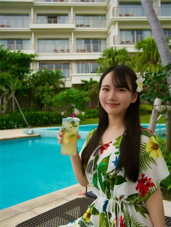 オフの姿も可愛い！“美しすぎる囲碁棋士”三島響、花柄ワンピで石垣島を満喫